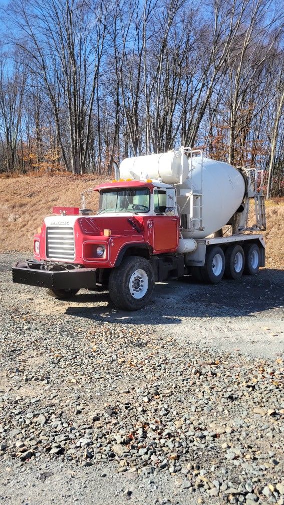 2005 Mack DM690S Concrete Mixer