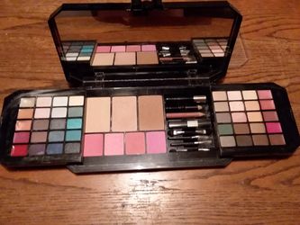 Victoria's Secret give me glam makeup kit