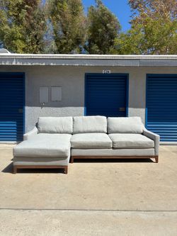 Living Spaces Jomathan Louis Sectional Couch 🛻Delivery Available🛻