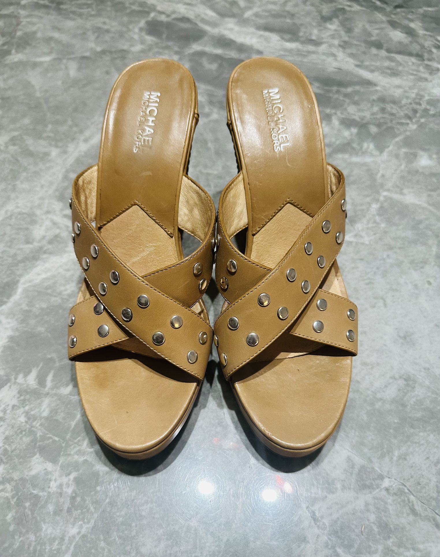 Michael Kors 4” High Wedge SZ 8M Crisscross Strap Tan Studded Leather Sandals