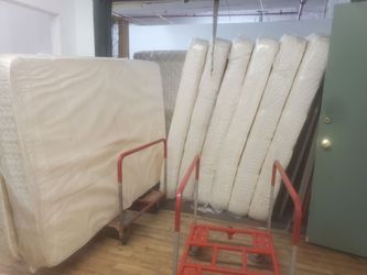 QUEEN BED, MATTRESS, BOXSPRING SET USED....LIKE NEW (HOME36)