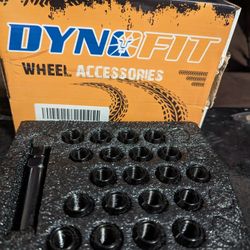 Set Of Premium Lug Nuts And Key