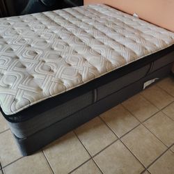 Beautiful Thick Queen Size Pillow Top Mattress & Boxspring 