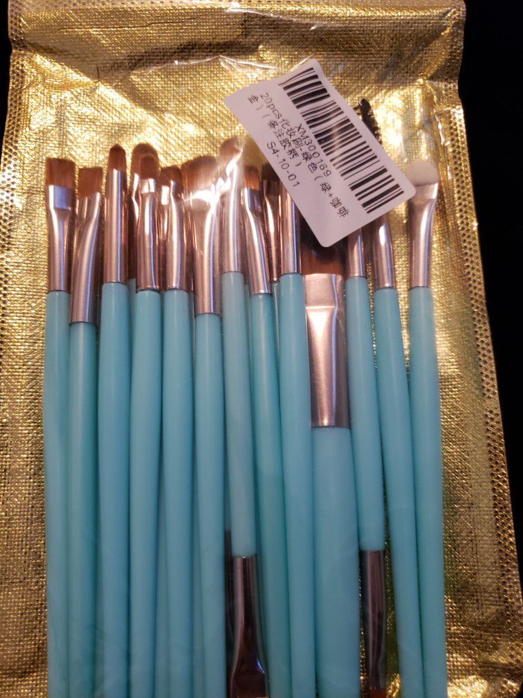 20 Piece Makeup Brush Set New In Packaging
