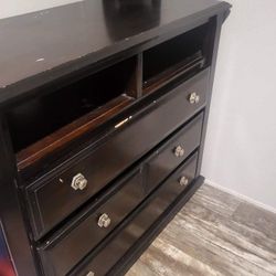 3 Drawer Wood Dresser In Good Condition. Very Sturdy & Heavy. $120 Obo