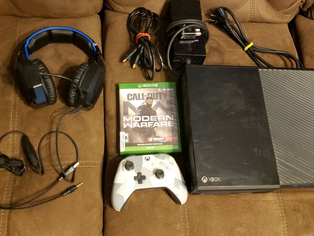 Xbox One w/ Cables, Controller, Call Of Duty, GTA 5, Gaming Headset