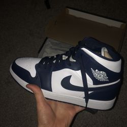 Jordan 1 Mid Obsidian Gold 
