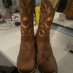 Boots for sale (size 9)