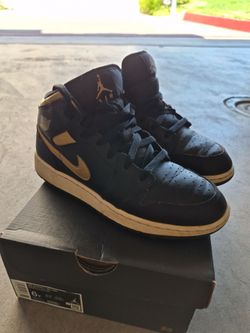 Air Jordan 1 Mid, Black/Gold Size 6y