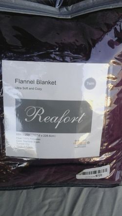 Reafort Flannel Blanket Ultra Soft and Cozy Twin size Marron in color