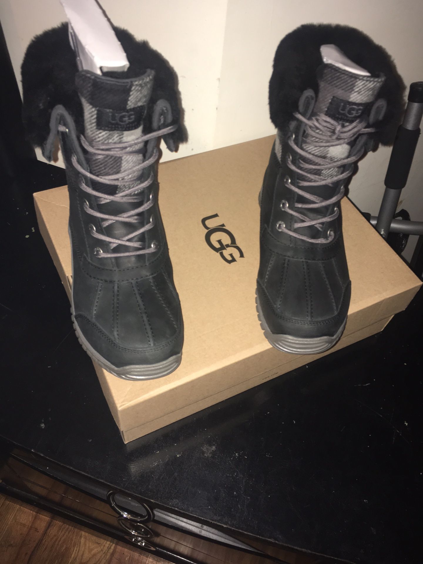 New ugg boots sz 8 women  & Accessories