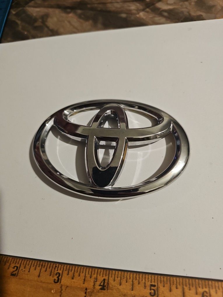 11-20Toyota Avalon/ 20-24Toyota Corolla Sedan Rear Trunk Emblem