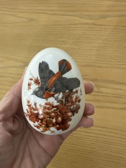 🐦 Vintage Avon Porcelain Collectible Egg – Songbird Design