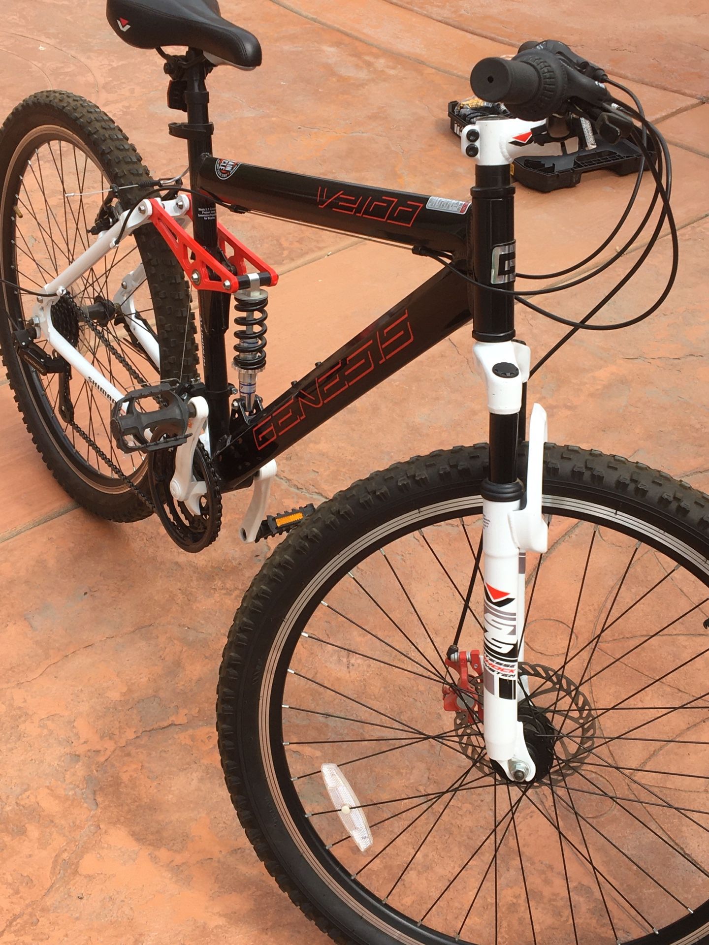 Genesis V2100 Mountain Bike