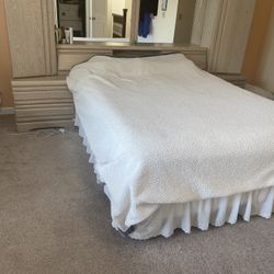 Very Nice Queen Set, must Sell! 