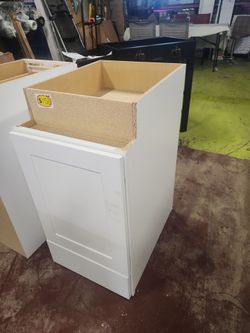 Hampton Bay
Shaker 18 in. W x 24 in. D x 34.5 in. H Assembled Base Kitchen Cabinet in Satin White