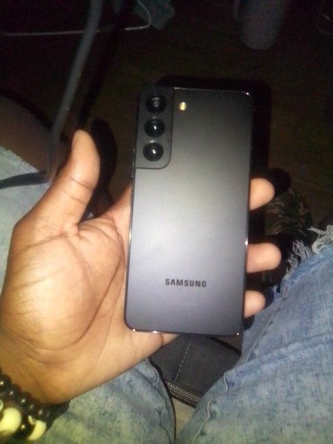 SAMSUNG Galaxy S22 Cell Phone, Factory Unlocked Android Smartphone, 256GB, 8K Camera & Video, Brightest Display Screen, Long Battery Life, Fast 4nm Pr