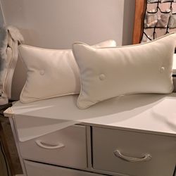 Pair OF CUTE WHITE PLEATHER PILLOWS, I CAN SHlP lTEM$ from SW Portland