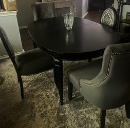 Black table with 5 Chairs