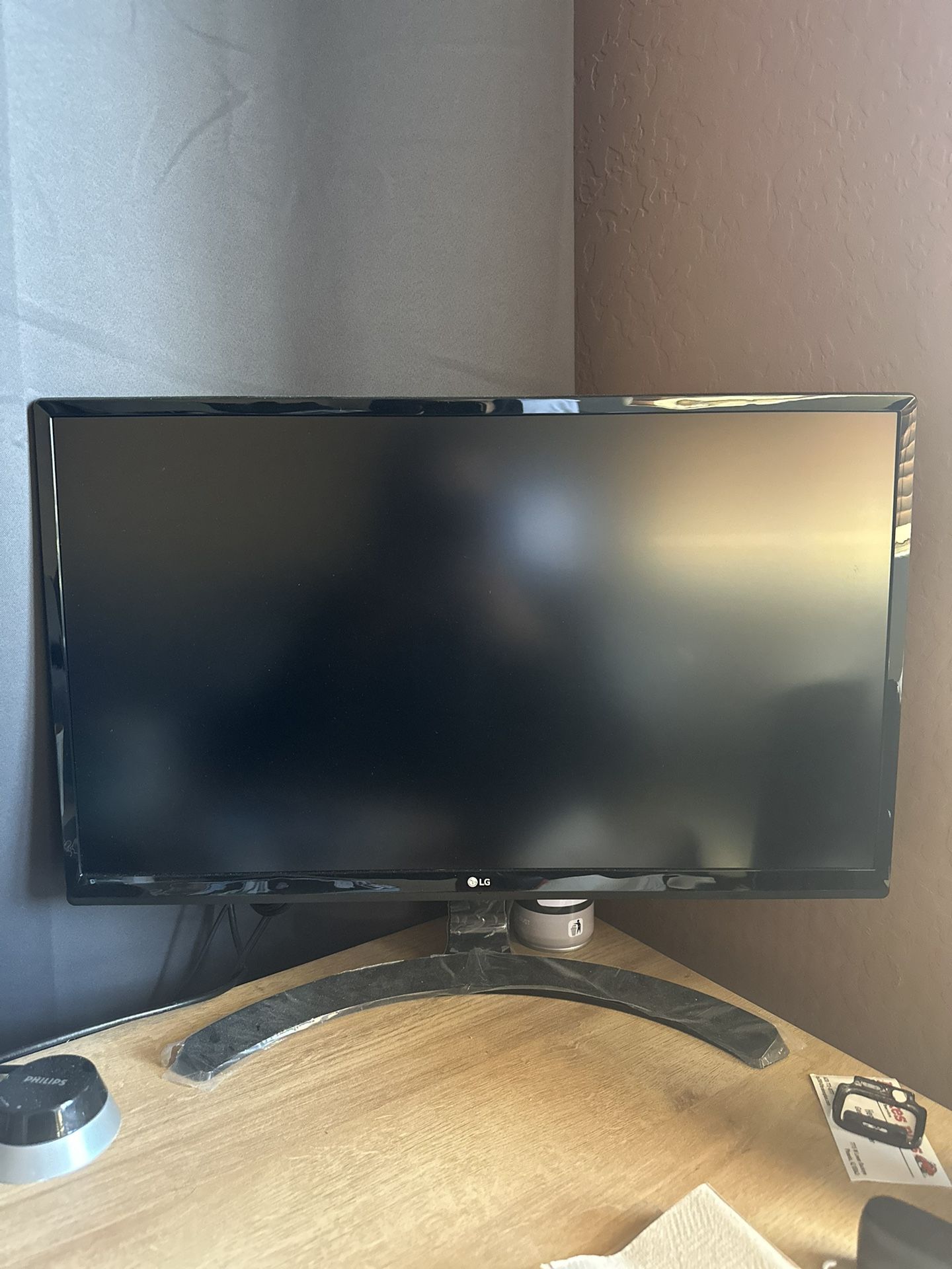 LG Monitor 24” 4K