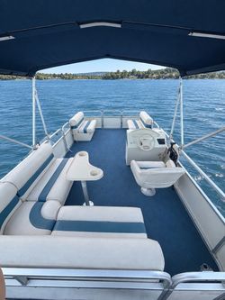 19’ Pontoon Boat 60HP Mercury EFI with Trailer