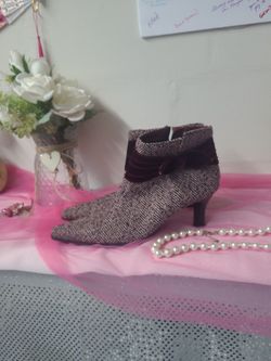 Ladies Bootie 8 1/2