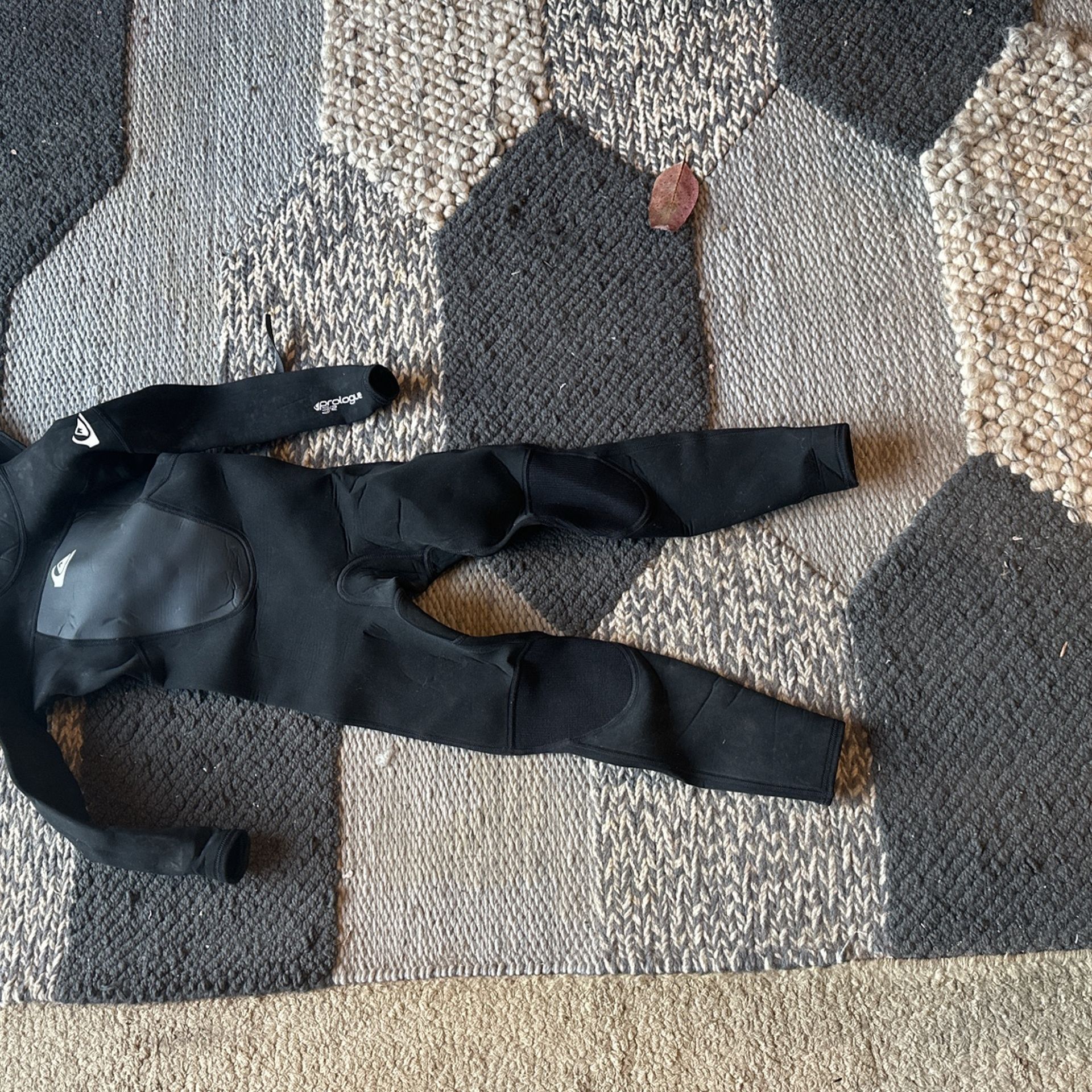 quicksilver Size 6 kids sweatsuit.