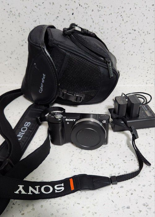 Sony A5000 Camera. Shutter Count 434. Body Only (No Lens). Includes 3 Batteries, Charger, Cable, Straps And A Bag