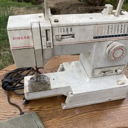 Singer Sewing Machine 