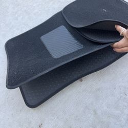 Tapete Para Carro Brand New. Esta Nuevo Son Cuayro Puezas