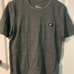 NIKE Medium Short Sleeve Gray Shirt