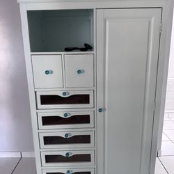 Dresser! 