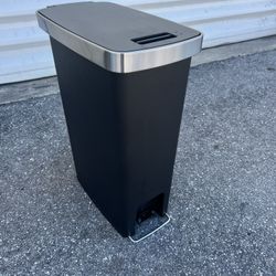 Black Slim Flip Top Step Garbage Trash Can Waste Bin! Good condition! 18.5x11x24in