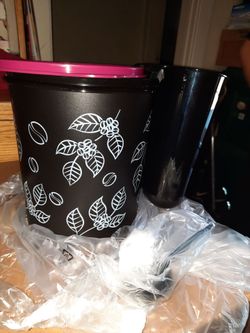 Tupperware coffee and filters keeper $35.00 cash and pick-up only Bilingual Hablo Español