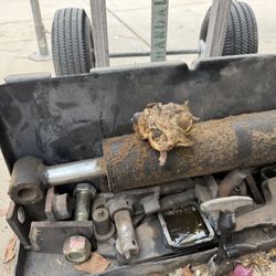 12 volt hydraulic ram and pump. Came off large lift gate on delivery truck. 