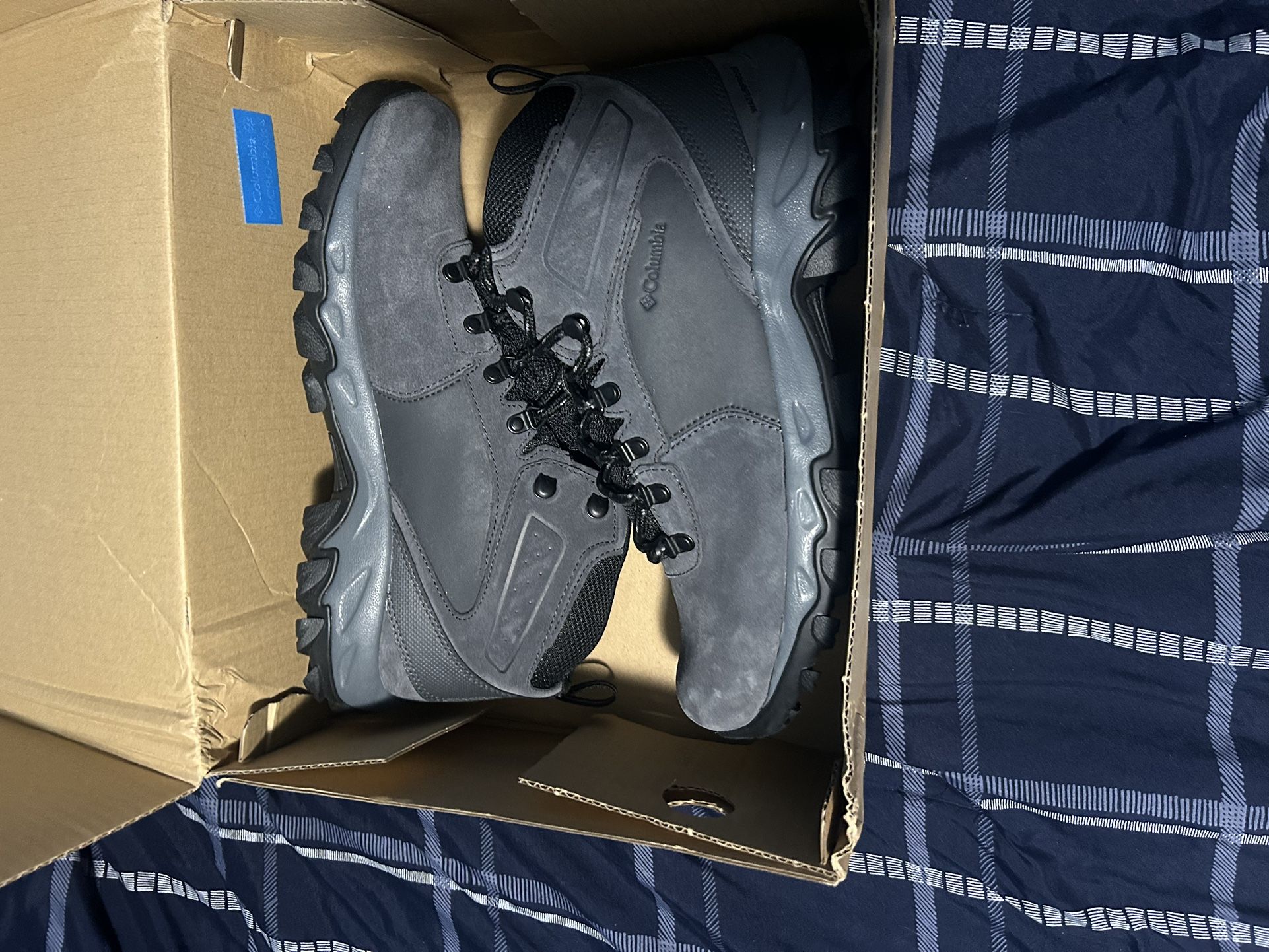 COLOMBIA SNOW BOOTS SIZE 10.5