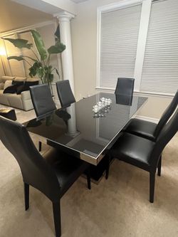 Dania glass 2024 dining table