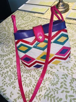 LADIES CROSS BODY STRAW / VEGAN LEATHER ZIPPERED BAG (UNUSED)