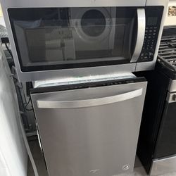 WHIRLPOOL- BEAUTIFUL MICROWAVE AND DISHWASHER IN EXCELLENT CONDITION