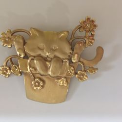 Naughty Cat In Flower Basket Gold Tone Pin  2 1/5” High 2” Across