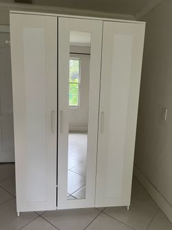 Wardrobe with 3 doors