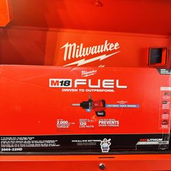 Milwaukee M18 FUEL 18V Lithium-Ion Brushless Cordless 1 in. Impact Wrench Extended Reach D-Handle Kit w/(2) 12.0 Ah Batteries