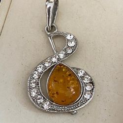 Dije Cadena Stainless Letra Musical Piedra Ámbar Y Chispas Joyería Antigua 