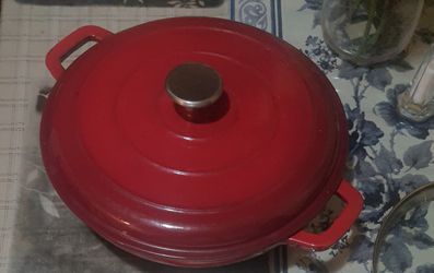 Cast Iron Pot For Sale. Se vende caserola de fierro en buena condición en color rojo .
