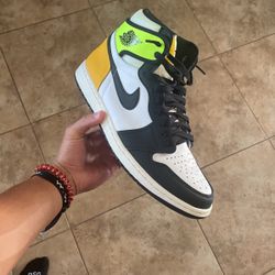 Volt Gold Jordan 1 