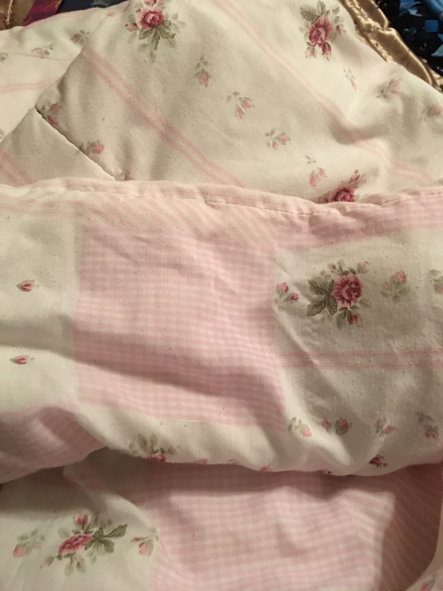 Bedding - Reversible Twin comforter (pink & white roses)