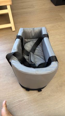 Center console pet carrier