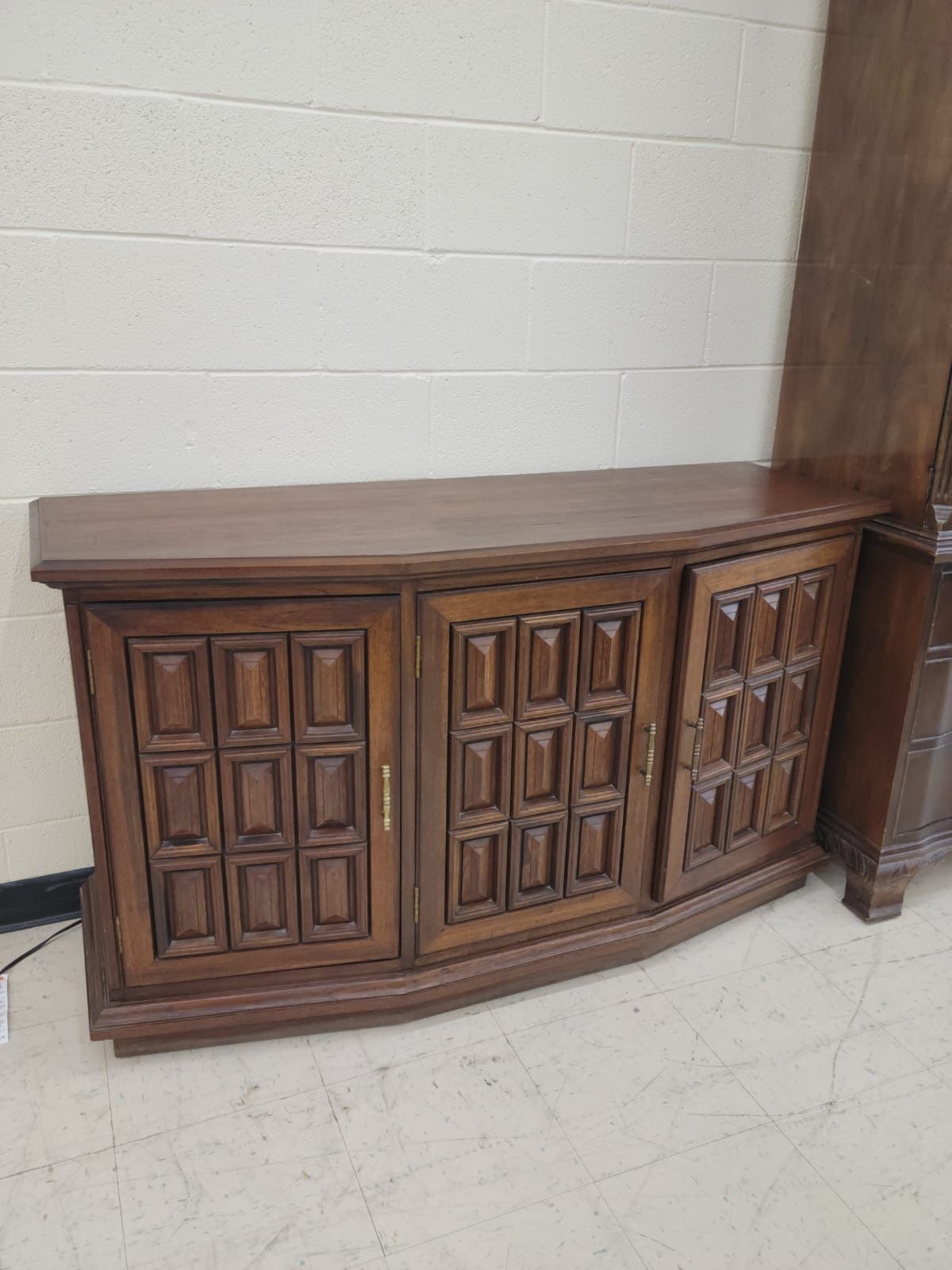 BEAUTIFUL SOLID WOOD MID CENTURY CHINA HUTCH