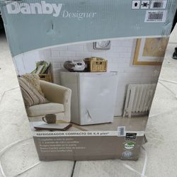 Danby Médium Size Refrigerator
