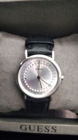 https://offerup.com/redirect/?o=YS5iLmFydA== KSD101 woman's watch